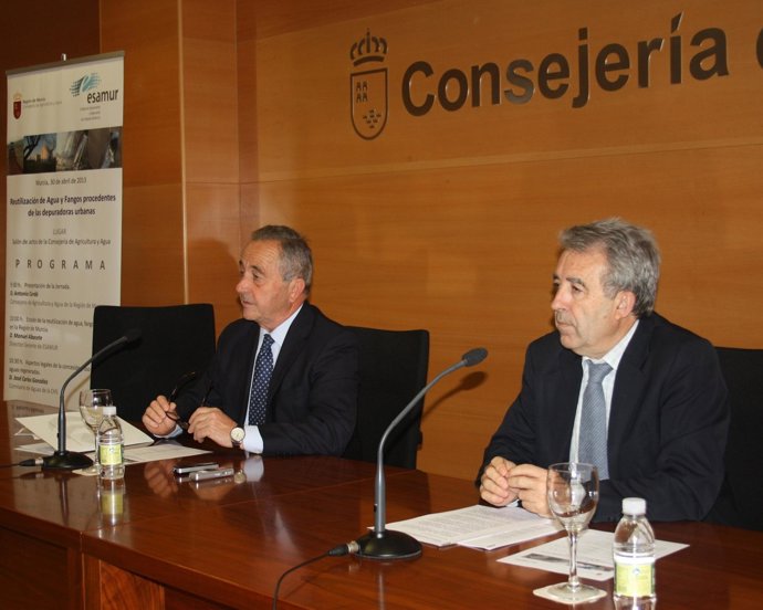 El gerente de ESAMUR, Manuel Albacete y el consejero de Agricultura y Agua