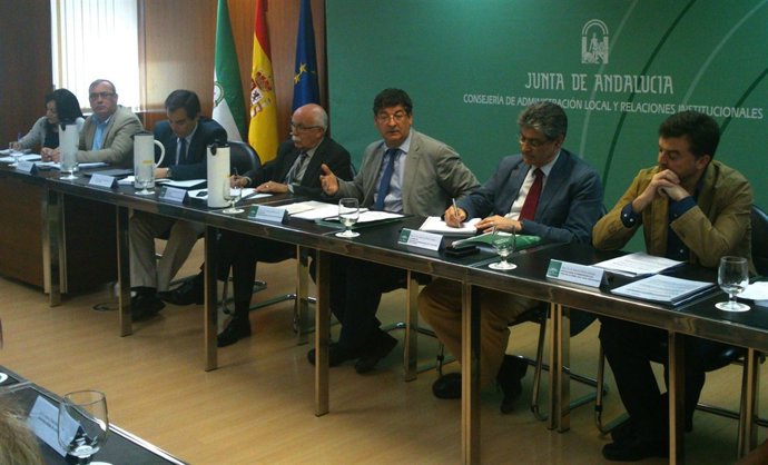 Valderas, en una reunión con la  Ejecutiva de la FAMP