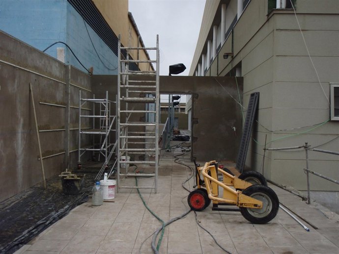 Obras en la piscina municipal de Tamaraceite, en Las Palmas de Gran Canaria    