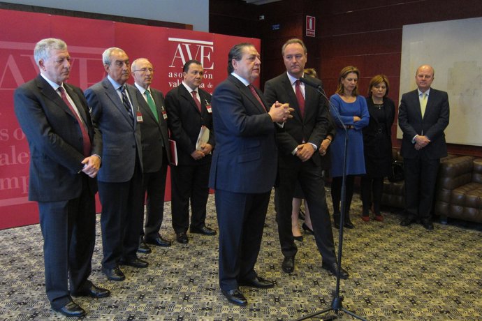 Boluda (AVE) interviene ante los medios junto al presidente de la Generalitat.