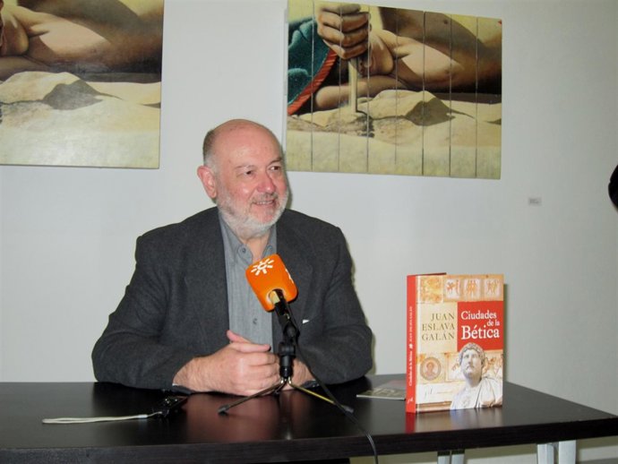 El escritor Juan Eslava Galán en Sevilla