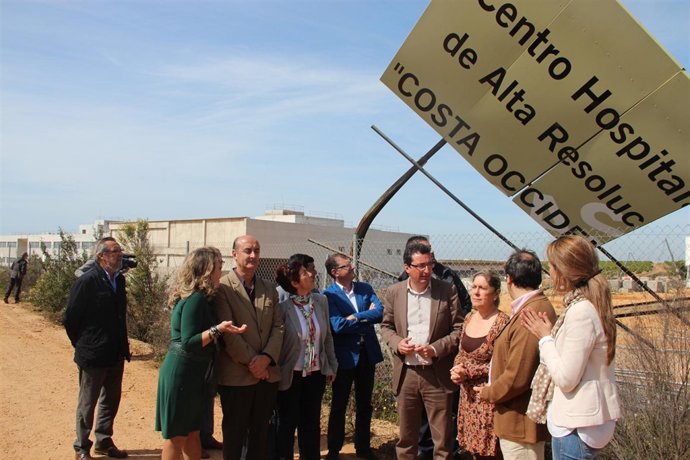 Dirigentes del PP en las obras del Chare de la Costa. 