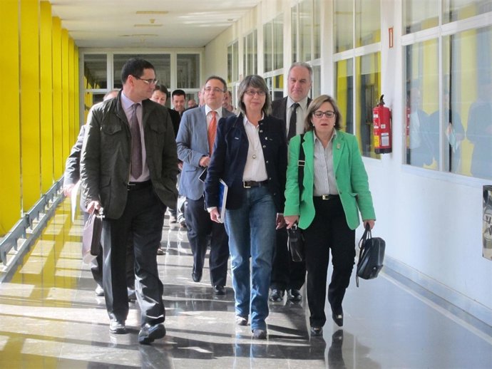 La conselleira Rosa Quintana, miembros de su equipo y sindicalistas