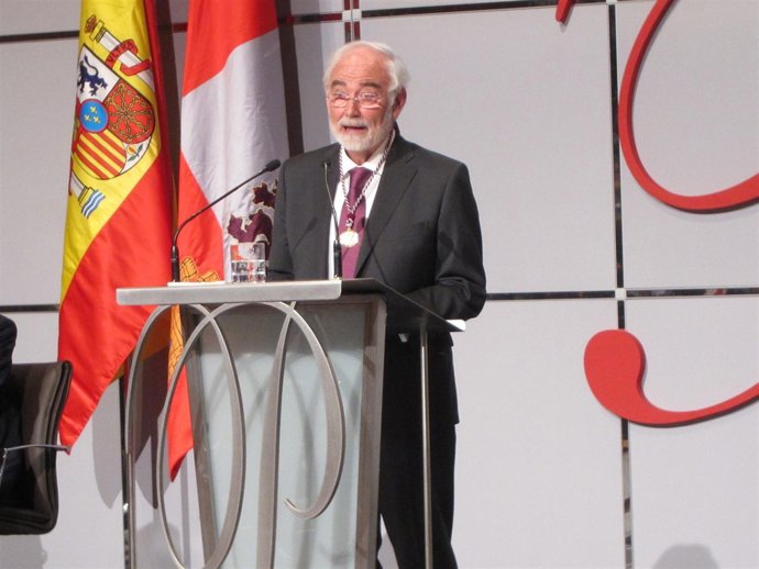 Juan Pedro Aparicio pronuncia el discurso en nombre de los premiados.