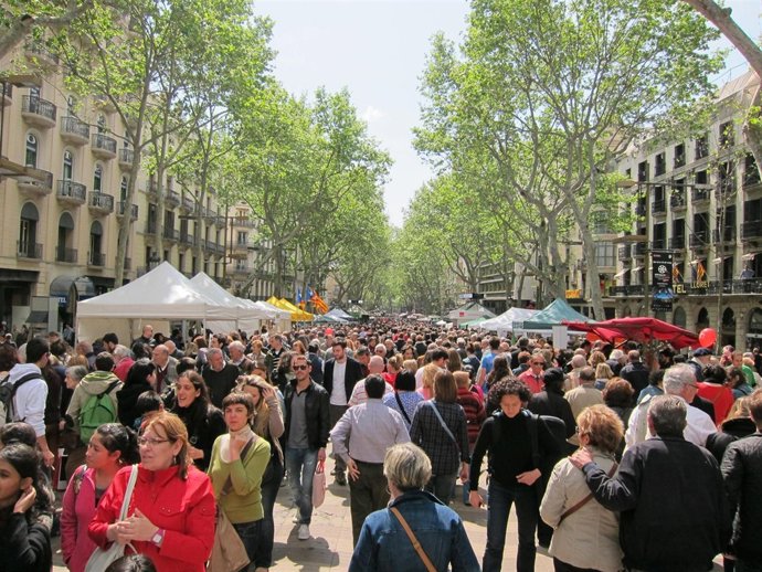 Multitud De Personas Inundan La Rambla Por Sant Jordi