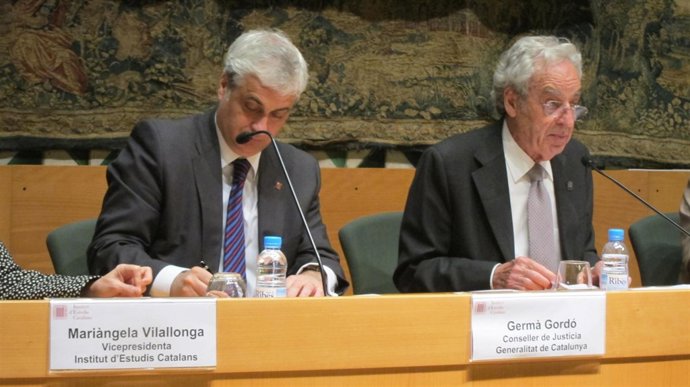 El conseller Germà Gordó y el presidente del IEC Salvador Giner