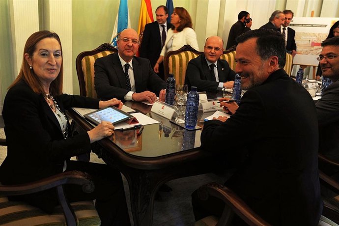 OURENSE 19/04/2013: MINISTRA DE FOMENTO ANA PASTOR SE REÚNE CON AUTORIDADES PARA