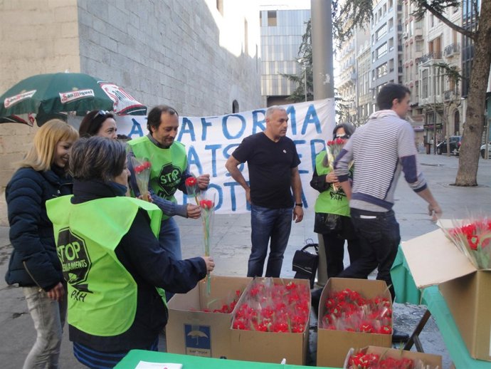 Puesto de venta de rosas de la PAH de Lleida