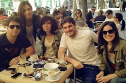 Iker Casillas junto a Sara Carbonero y unos amigos de tapeo