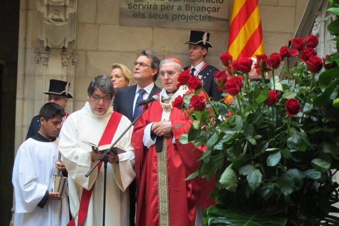 El cardenal arzobispo L.M.Sistach y A.Mas, tras la misa de Sant Jordi