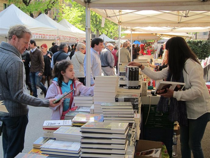 Parada de libros en Rambla Catalunya Sant Jordi