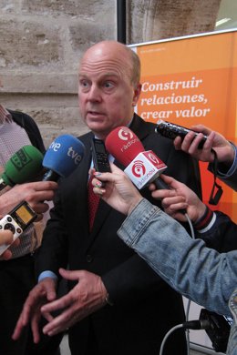 El conseller Máximo Buch atiende a los periodistas.