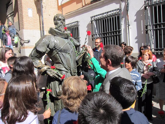 Page en la ofrenda floral a Cervantes