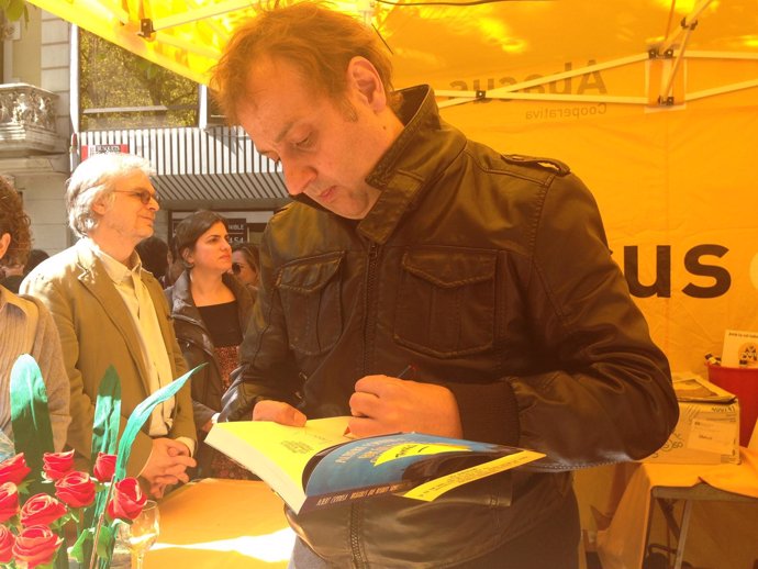 Albert Espinosa firma libros en Sant Jordi