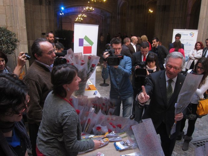 El alcalde de Barcelona, Xavier Trias, paga 10 euros por una rosa de Sant Jordi