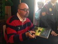 Zafón se confiesa "feliz" ante una larga cola de lectores