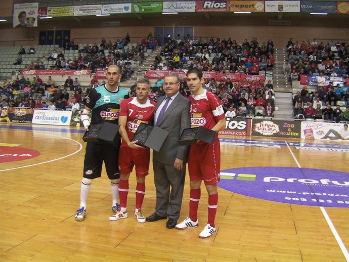 Kike, Miguelín y Rafa reciben una placa de manos de su presidente     