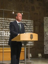 Monago dice que "si hay que modificar" el objetivo de déficit "tendrá que ser para todos" y se opone a "asimetrías"