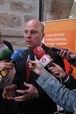 El conseller Máximo Buch atiende a los periodistas tras el acto de PwC y FEBF.