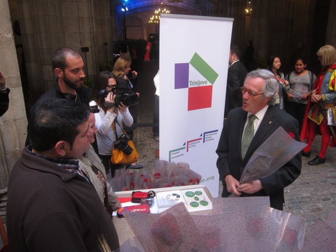 El alcalde de Barcelona, Xavier Trias, en un puesto social por Sant Jordi