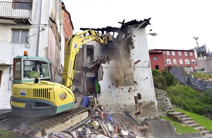 Derribo del edificio del Río de la Pila incendiado la semana pasada