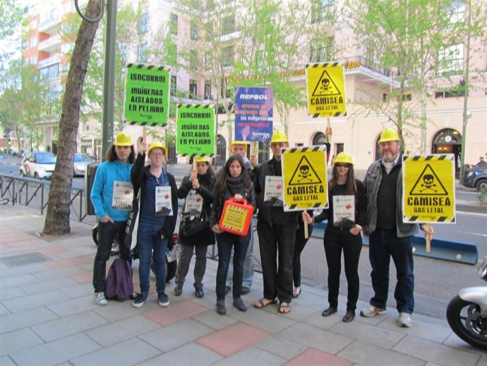 Concentración de Survival ante la Embajada de Perú