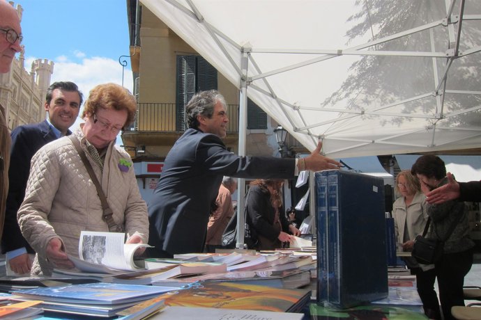 Rafael Bosh celebrando el Día del Libro en la plaza de Cort