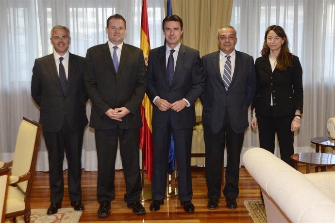 José Manuel Soria junto con los directivos de Yoigo y TeliaSonera