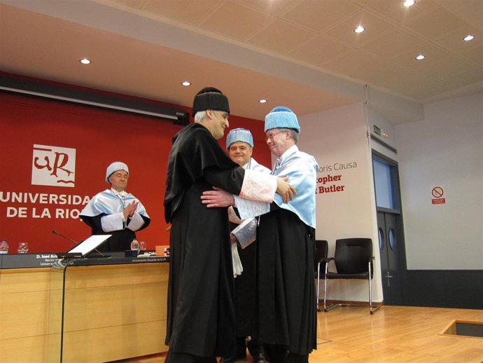Christopher Stuart Butler investido Doctor 'Honoris Causa'