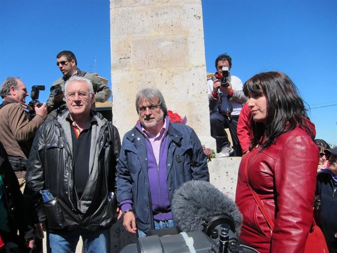 Cayo Lara y José María González en el monolito