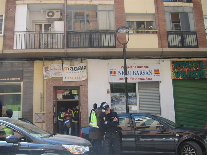 El detenido Nou Mediouni sale del portal tras el registro