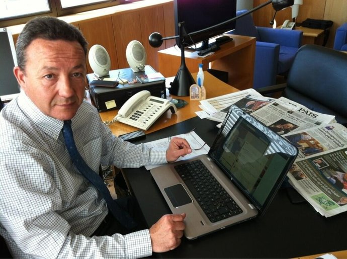 Henríquez de Luna respondiendo a los tuiteros este martes