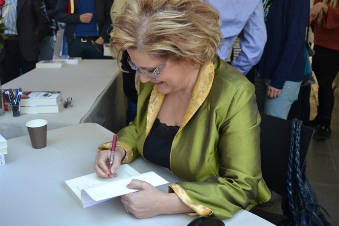 La periodista Pilar Rahola durante la firma de su libro
