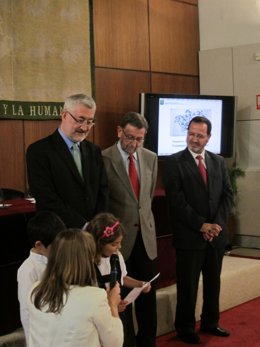 El consejero de Economía, Innovación, Ciencia y Empleo, Antonio Ávila (izquierda