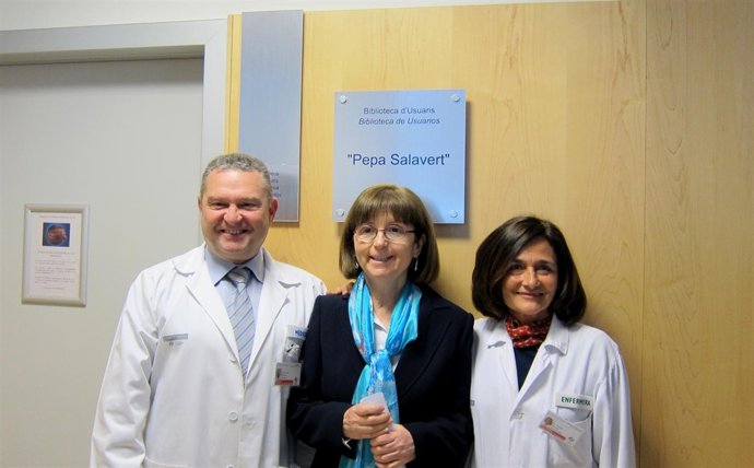 Melchor Hoyos, Pepa Salavert y Mª José Saura bajo bajo la placa homenaje