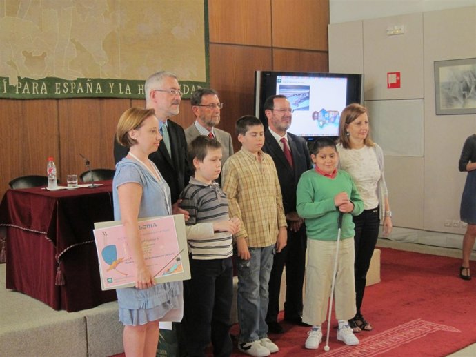 El consejero Antonio Ávila con niños durante una entrega de premios
