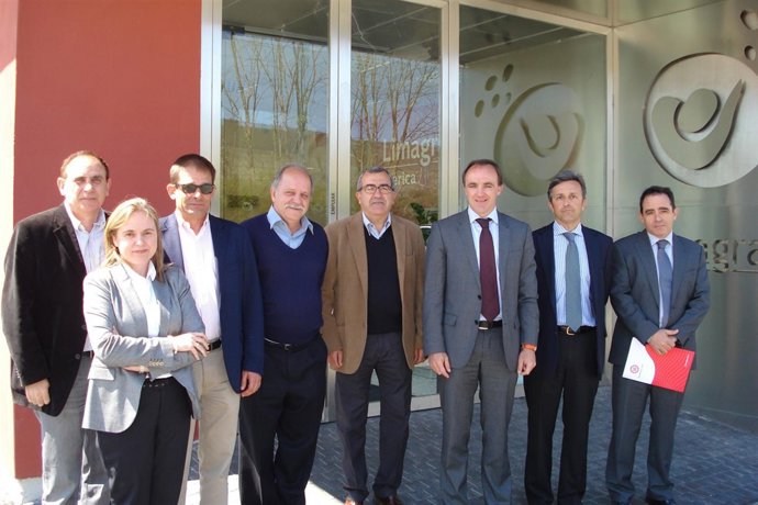 Guembe, Álvarez y el consejero Esparza, junto con directivos de Limagrain.