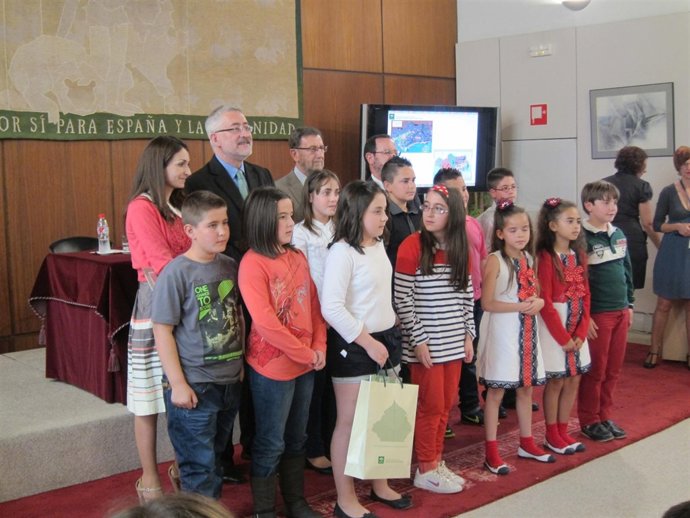 Antonio Ávila y Manuel Gracia en la entrega de unos premios escolares