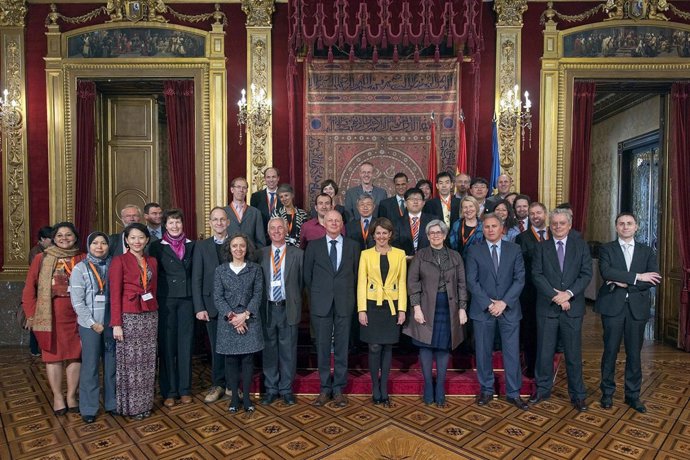 Barcina con representantes de CENER y la Agencia Internacional de la Energía.