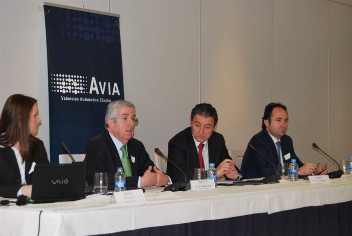 Responsable de AVIA junto al secretario autonómico de Turismo