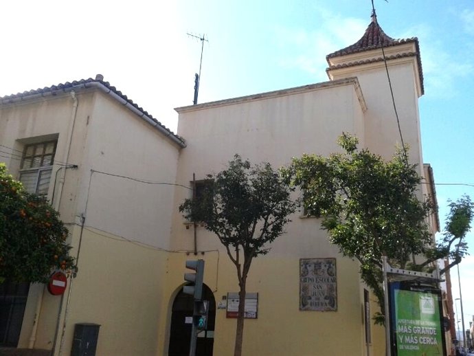 Fachada del colegio de Burjassor afectado 