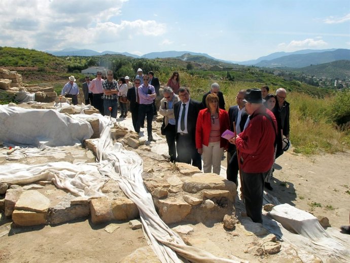 Gálvez y Reyes, entre otros, visitan el yacimiento ibérico de Puente Tablas.