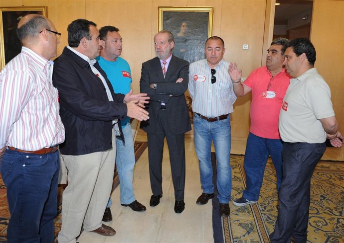 Presidente de la Diputación Fernando Rodríguez Villalobos, con empleados de Roca