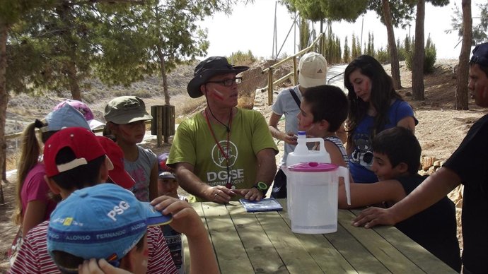 El promotor de DGSE junto con participantes en un taller de educación ambiental 