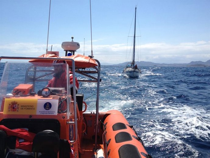 Cruz Roja de Águilas rescata a un velero de 10 metros de eslora 