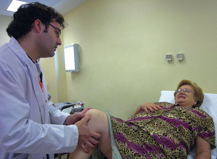 Un médico atiende a una paciente en una consulta de acto único