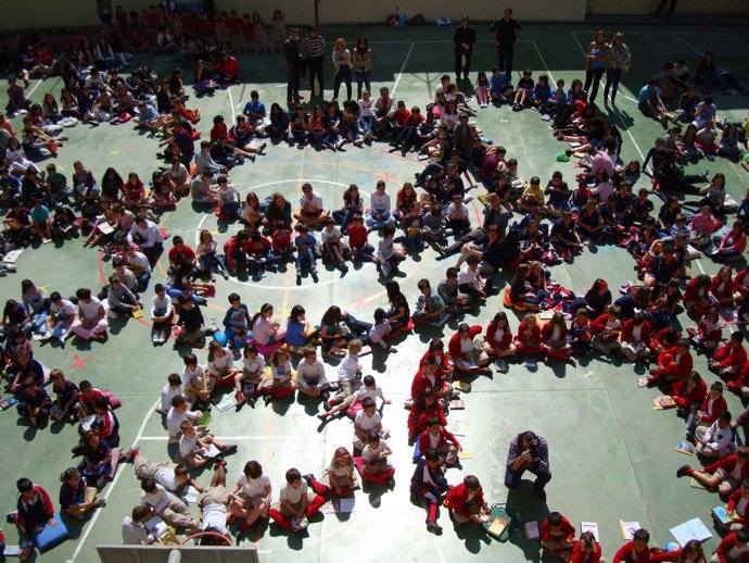 450 Estudiantes De La Sagrada Familia Protagonizan Una Lectura Colectiva