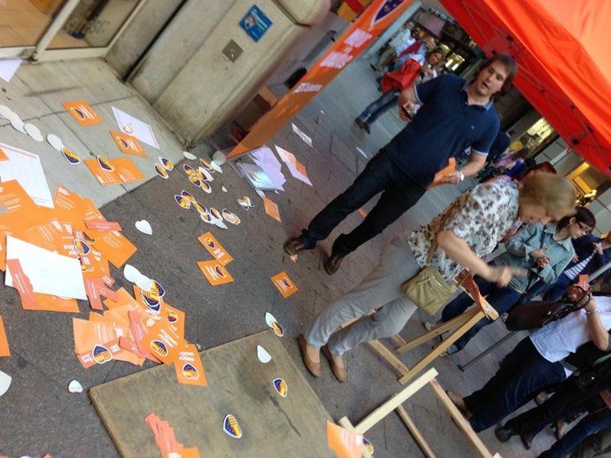Carpa de C's en Lleida atacada durante la Diada