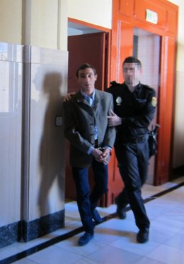 El acusado siendo conducido a la sala de vistas hoy