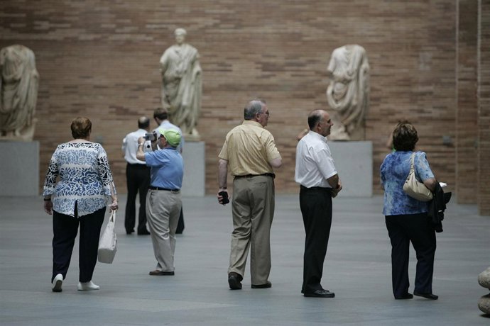 Turistas visitando monumentos de Mérida